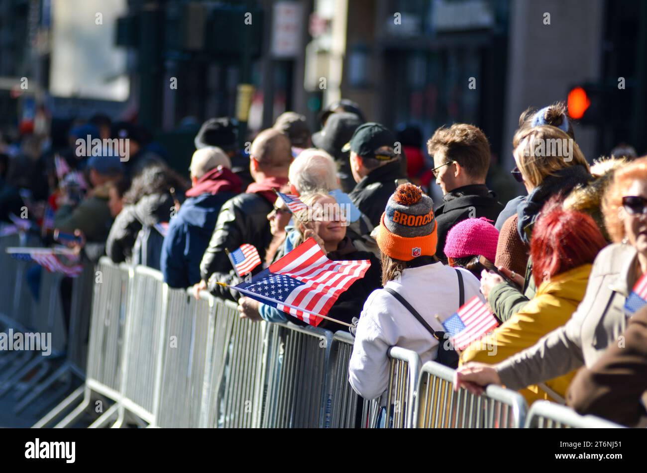 New York, États-Unis. 11 novembre 2023. Spectateurs vus avec des drapeaux américains sur le côté de la rue lors de la parade annuelle de la Journée des vétérans le long de la 5e Avenue à New York. Crédit : Ryan Rahman/Alamy Live News Banque D'Images