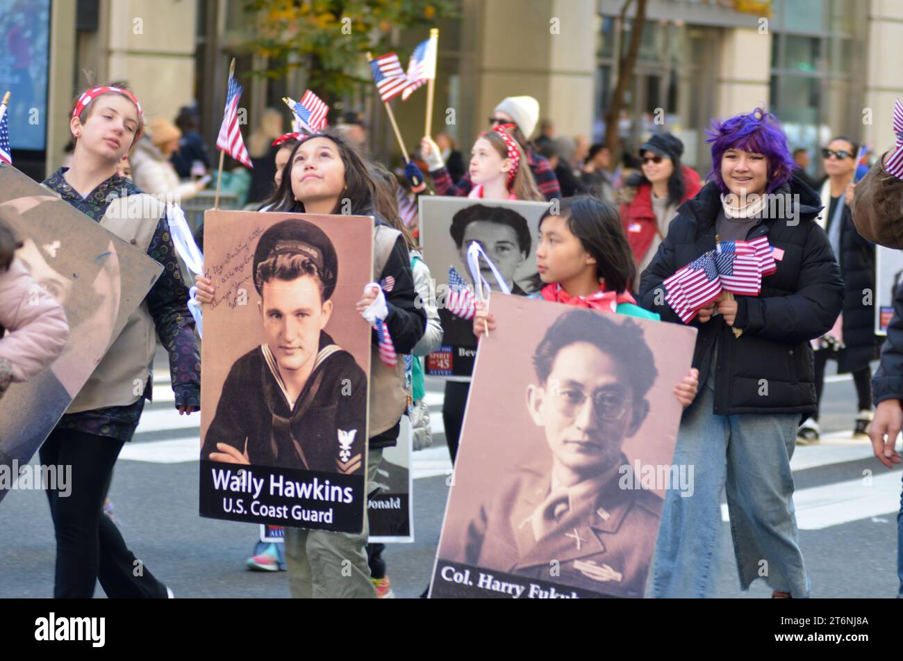 New York, États-Unis. 11 novembre 2023. Les participants sont vus tenant des photos de soldats perdus pendant le défilé annuel de la Journée des anciens combattants le long de la 5e Avenue à New York. Crédit : Ryan Rahman/Alamy Live News Banque D'Images