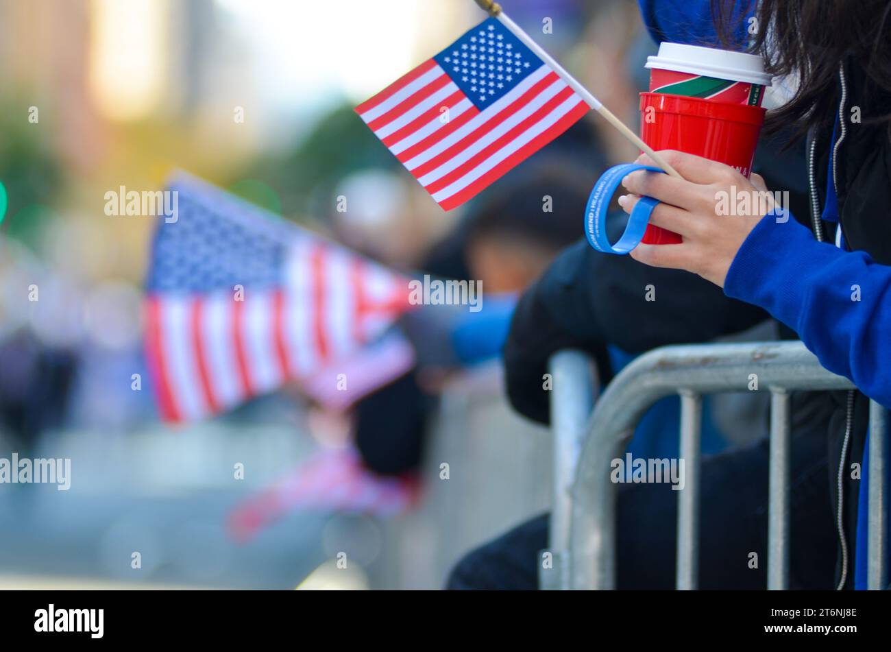 New York, États-Unis. 11 novembre 2023. Spectateurs vus avec des drapeaux américains sur le côté de la rue lors de la parade annuelle de la Journée des vétérans le long de la 5e Avenue à New York. Crédit : Ryan Rahman/Alamy Live News Banque D'Images