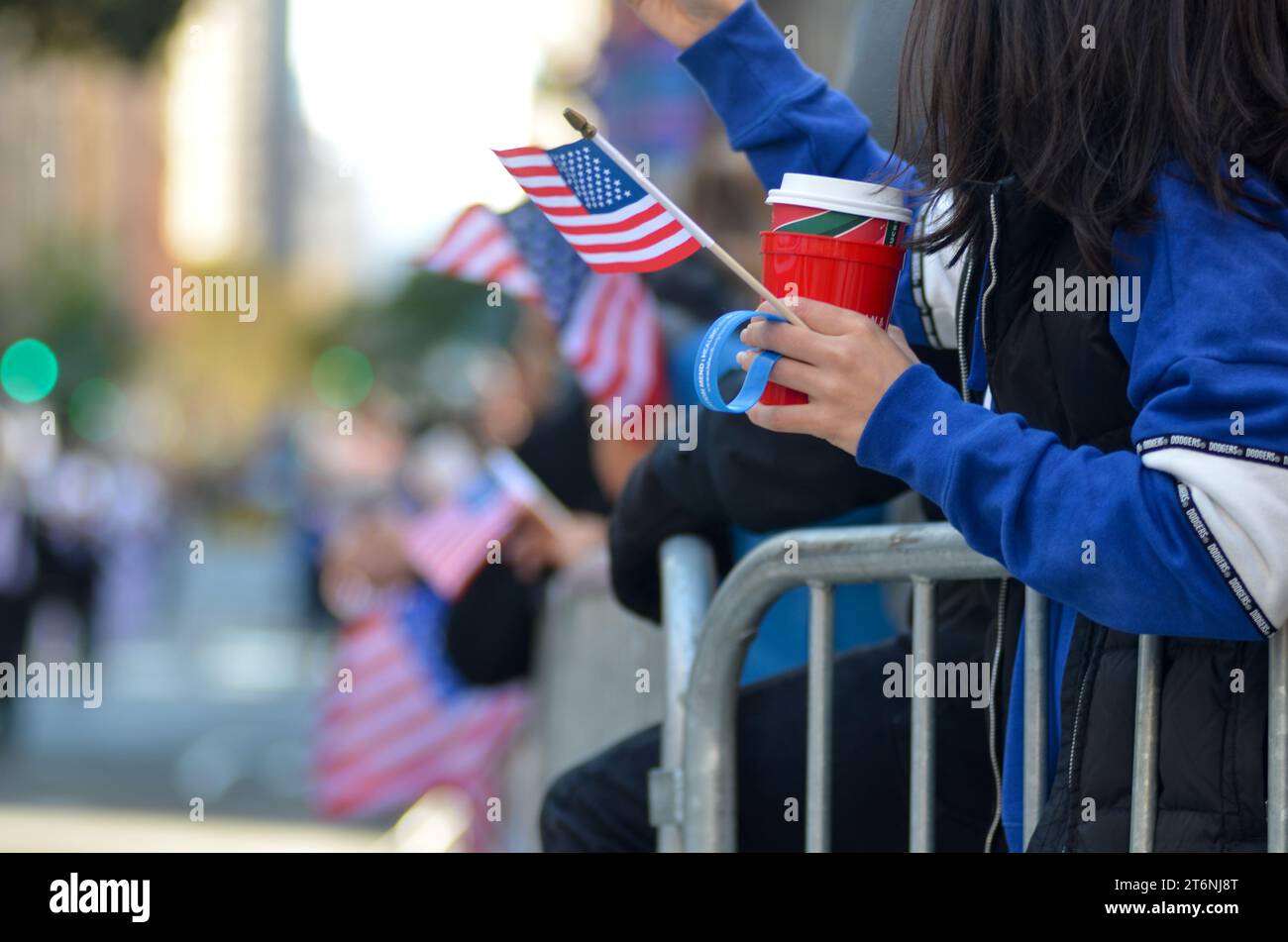 New York, États-Unis. 11 novembre 2023. Spectateurs vus avec des drapeaux américains sur le côté de la rue lors de la parade annuelle de la Journée des vétérans le long de la 5e Avenue à New York. Crédit : Ryan Rahman/Alamy Live News Banque D'Images