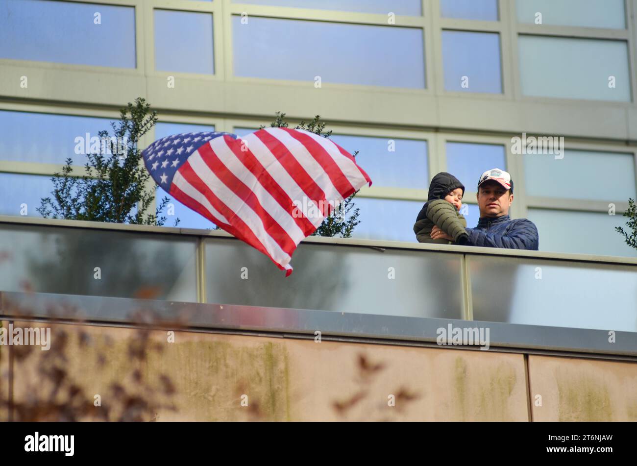 New York, États-Unis. 11 novembre 2023. Les gens se sont joints de leur balcon pour participer à la parade annuelle de la Journée des anciens combattants le long de la 5e Avenue à New York. Crédit : Ryan Rahman/Alamy Live News Banque D'Images