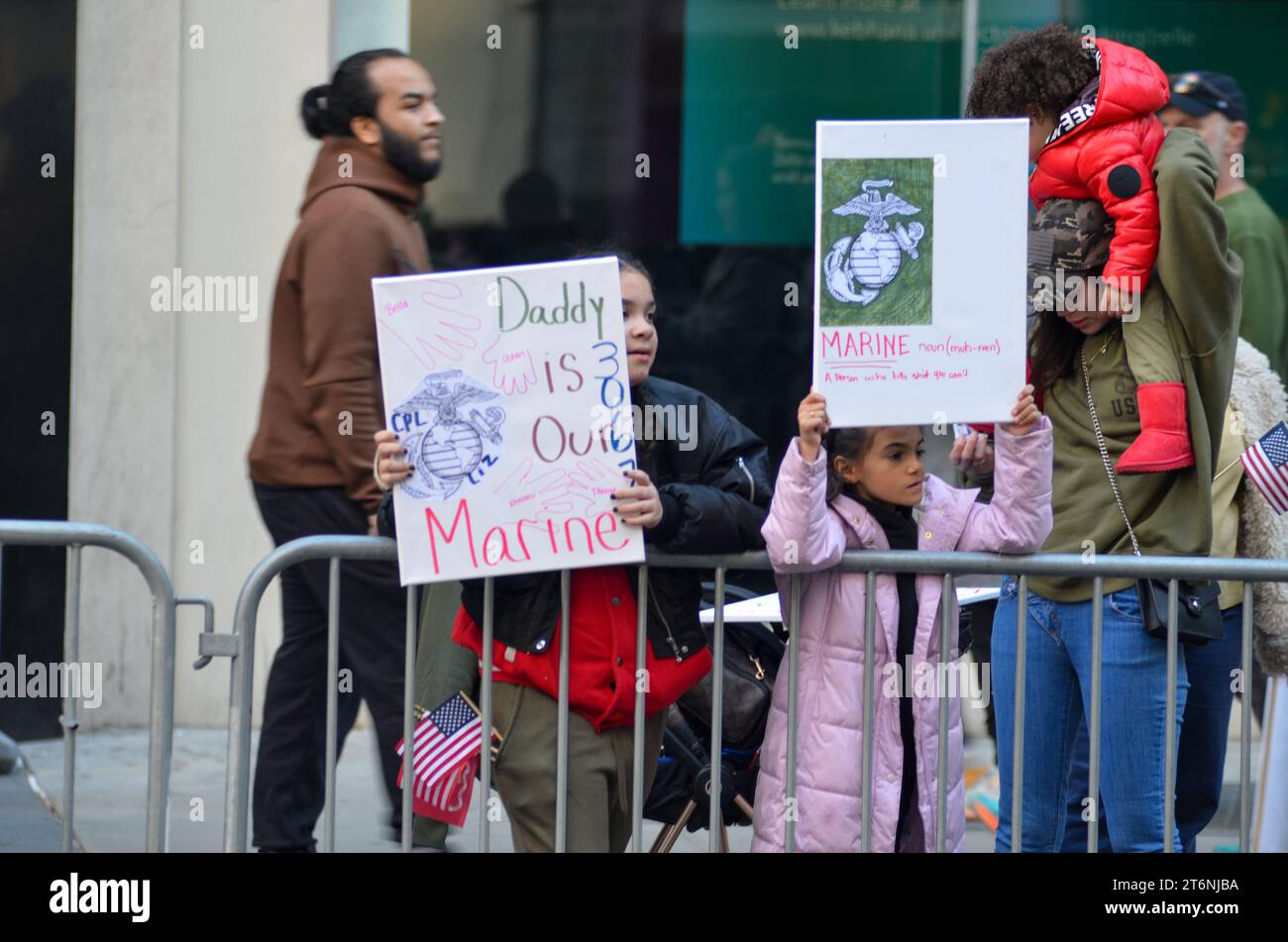 New York, États-Unis. 11 novembre 2023. Les participants ont vu tenir des pancartes disant « Merci » pendant le défilé annuel de la Journée des anciens combattants le long de la 5e Avenue à New York pour honorer le service de ceux qui ont servi dans les Forces armées américaines. Crédit : Ryan Rahman/Alamy Live News Banque D'Images