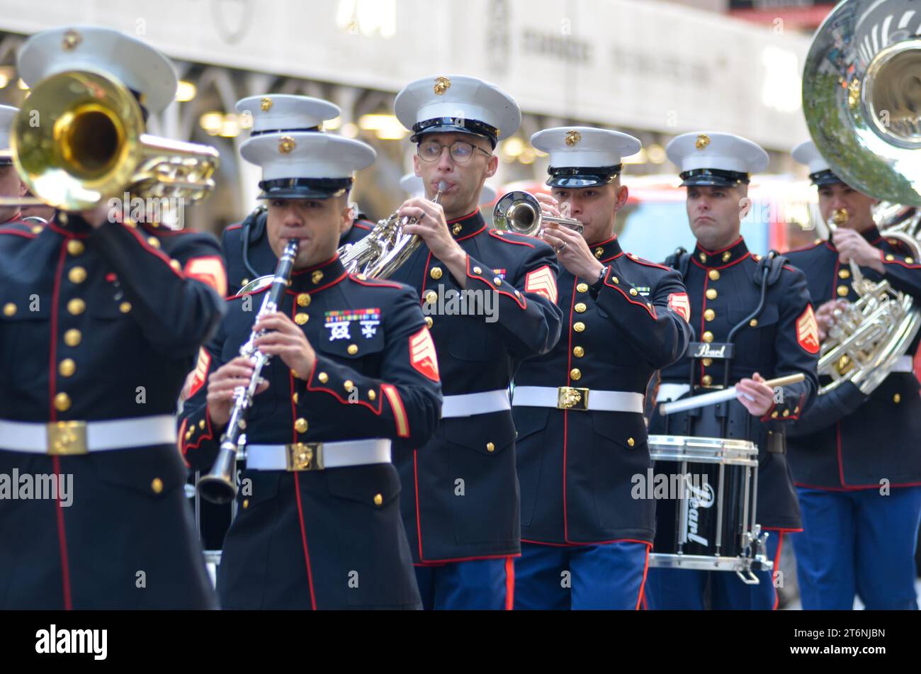 New York, États-Unis. 11 novembre 2023. Des milliers de personnes de plus de 300 unités des Forces armées ont pris part à la parade annuelle de la Journée des anciens combattants le long de la 5e Avenue à New York. Crédit : Ryan Rahman/Alamy Live News Banque D'Images