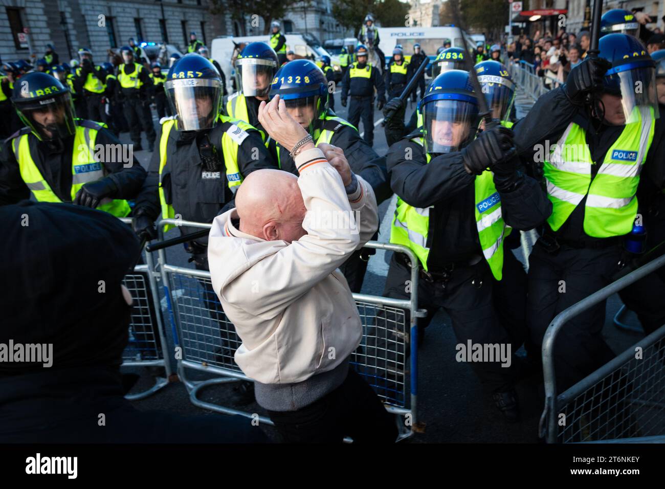 Londres, Royaume-Uni, 11 novembre 2023. Les gens sortent et marchent à travers la ville pour défendre le cénotaphe. Tommy Robinson a exprimé le motif de dissuader les manifestants pro-palestiniens qui pourraient vouloir marcher à travers Whitehall pendant le week-end du souvenir. Cela intervient après cinq semaines consécutives de manifestations pour arrêter la guerre à Gaza Andy Barton/Alamy Live News Banque D'Images