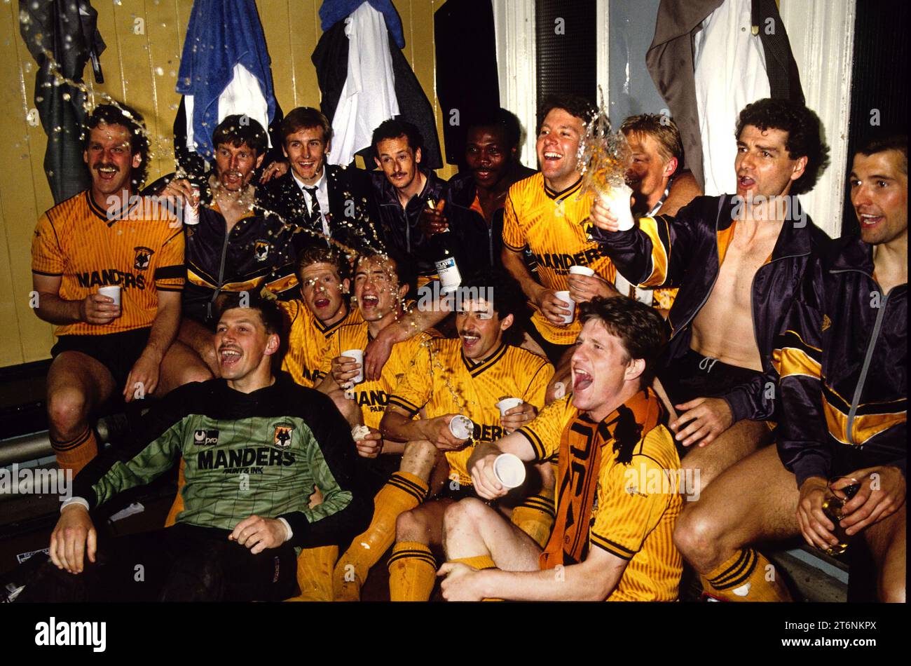 Les loups célèbrent leur victoire au championnat de 3e division à Molineux 1989 Banque D'Images