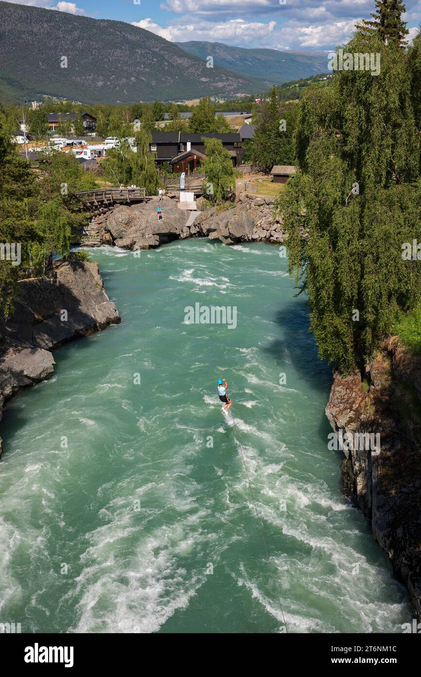LOM, Norvège, 25 juin 2023 : tyrolienne pour les amateurs de sensations fortes au-dessus des eaux déchaînées de la rivière Bovra située au centre de LOM pendant un après-midi d'été. Banque D'Images