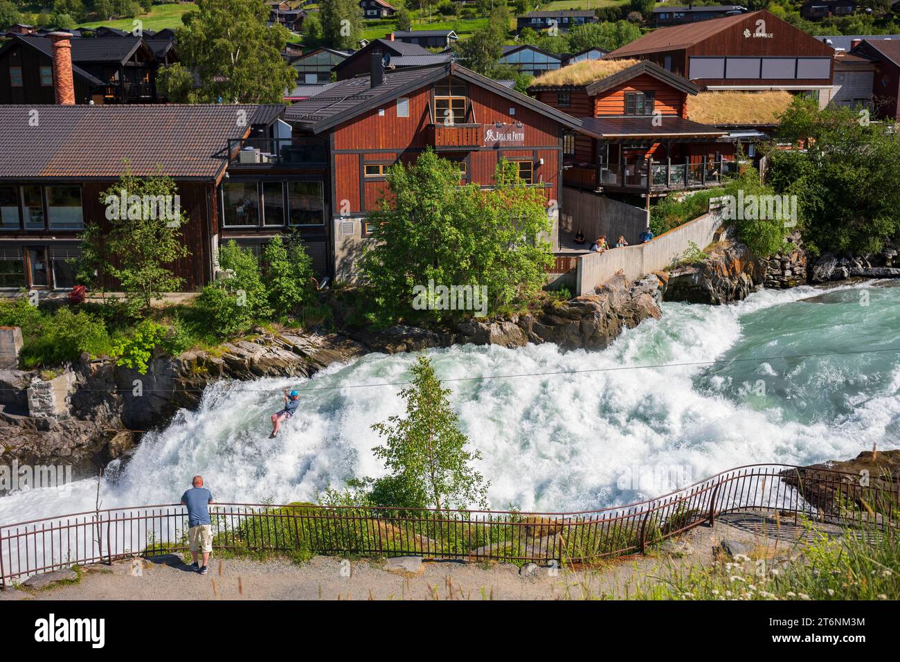LOM, Norvège, 25 juin 2023 : tyrolienne pour les amateurs de sensations fortes au-dessus des eaux déchaînées de la rivière Bovra située au centre de LOM pendant un après-midi d'été. Banque D'Images