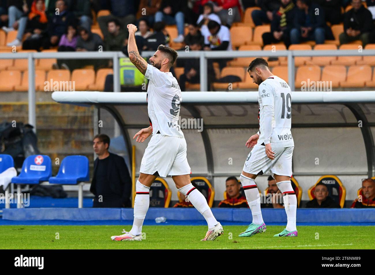 Lecce, Italie, 11 novembre 2023. Olivier Giroud de l'AC Milan célèbre Un match TIM entre l'US Lecce et l'AC Milan au Stadio Ettore Giardiniero - via del Mare, Lecce, Italie 11 novembre 2023. Photo de Nicola Ianuale / Alamy Live News Banque D'Images