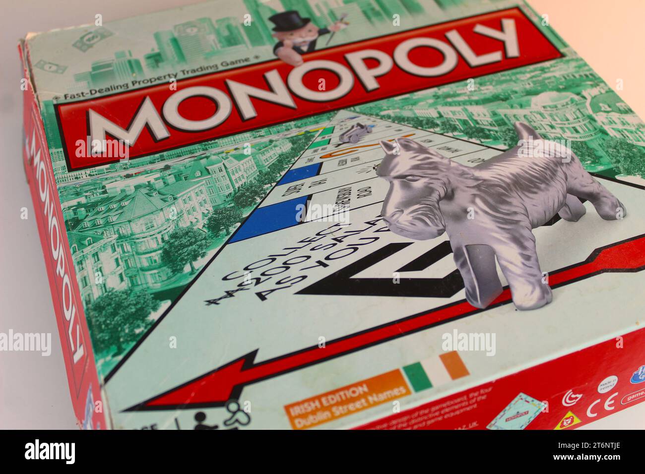 Une photo du logo et de la boîte du jeu de plateau Monopoly. Banque D'Images