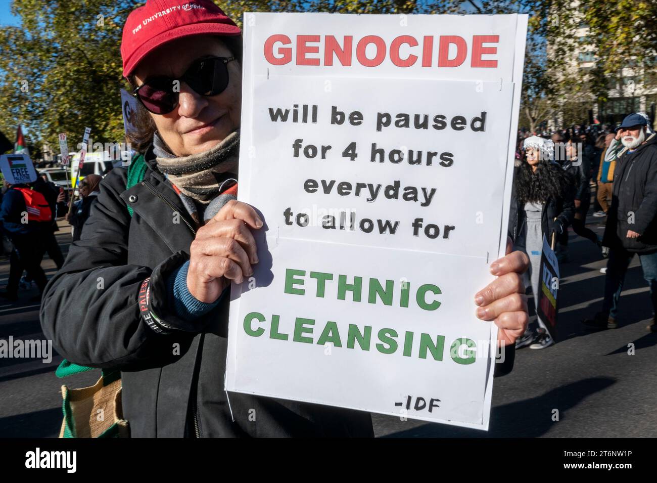 Un homme portant une pancarte "génocide sera suspendu 4 heures par jour pour permettre le nettoyage ethnique". Protestation contre la guerre à Gaza. Novembre 11 2023. Banque D'Images