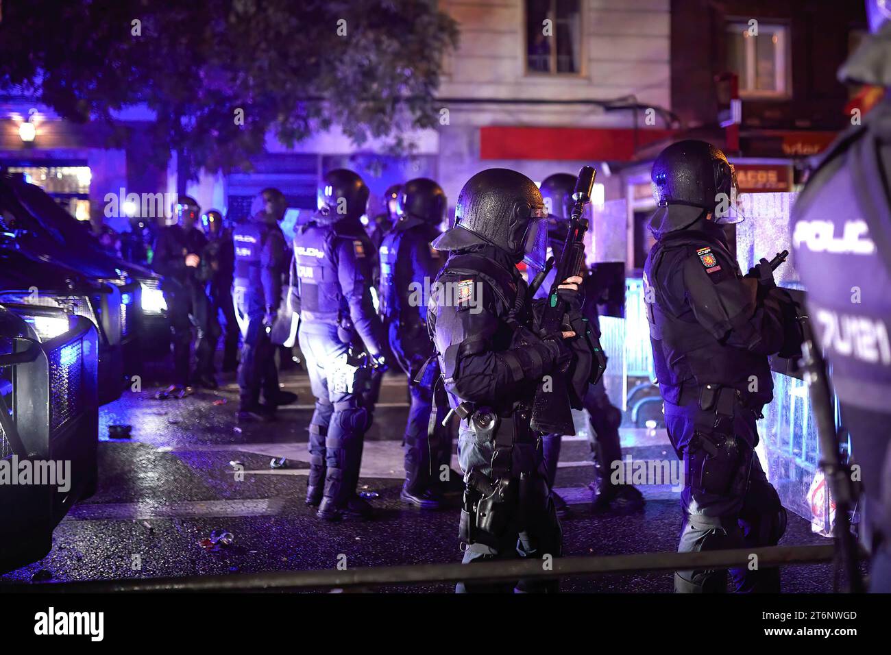 Des officiers de la police nationale ont vu observer les manifestants pendant le rassemblement. Les manifestations contre l'amnistie dans la zone autour du siège du PSOE dans la Calle de Ferraz à Madrid ont atteint leur huitième jour vendredi avec un nouveau rassemblement qui, malgré la pluie, a rassemblé 4 000 personnes. Banque D'Images