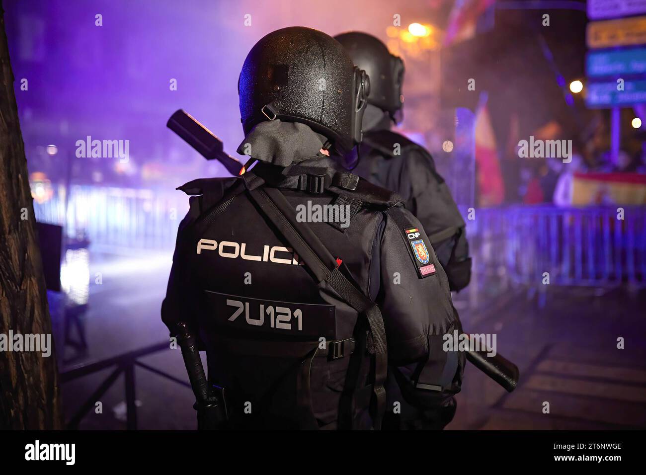 Des officiers de la police nationale ont vu observer les manifestants pendant le rassemblement. Les manifestations contre l'amnistie dans la zone autour du siège du PSOE dans la Calle de Ferraz à Madrid ont atteint leur huitième jour vendredi avec un nouveau rassemblement qui, malgré la pluie, a rassemblé 4 000 personnes. Banque D'Images