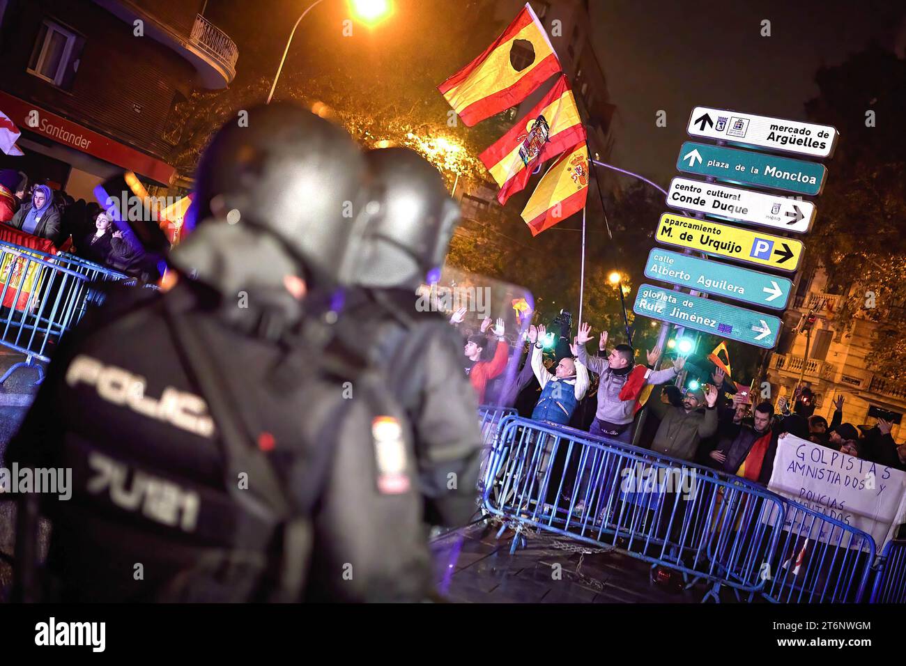 Des officiers de la police nationale ont vu observer les manifestants pendant le rassemblement. Les manifestations contre l'amnistie dans la zone autour du siège du PSOE dans la Calle de Ferraz à Madrid ont atteint leur huitième jour vendredi avec un nouveau rassemblement qui, malgré la pluie, a rassemblé 4 000 personnes. Banque D'Images