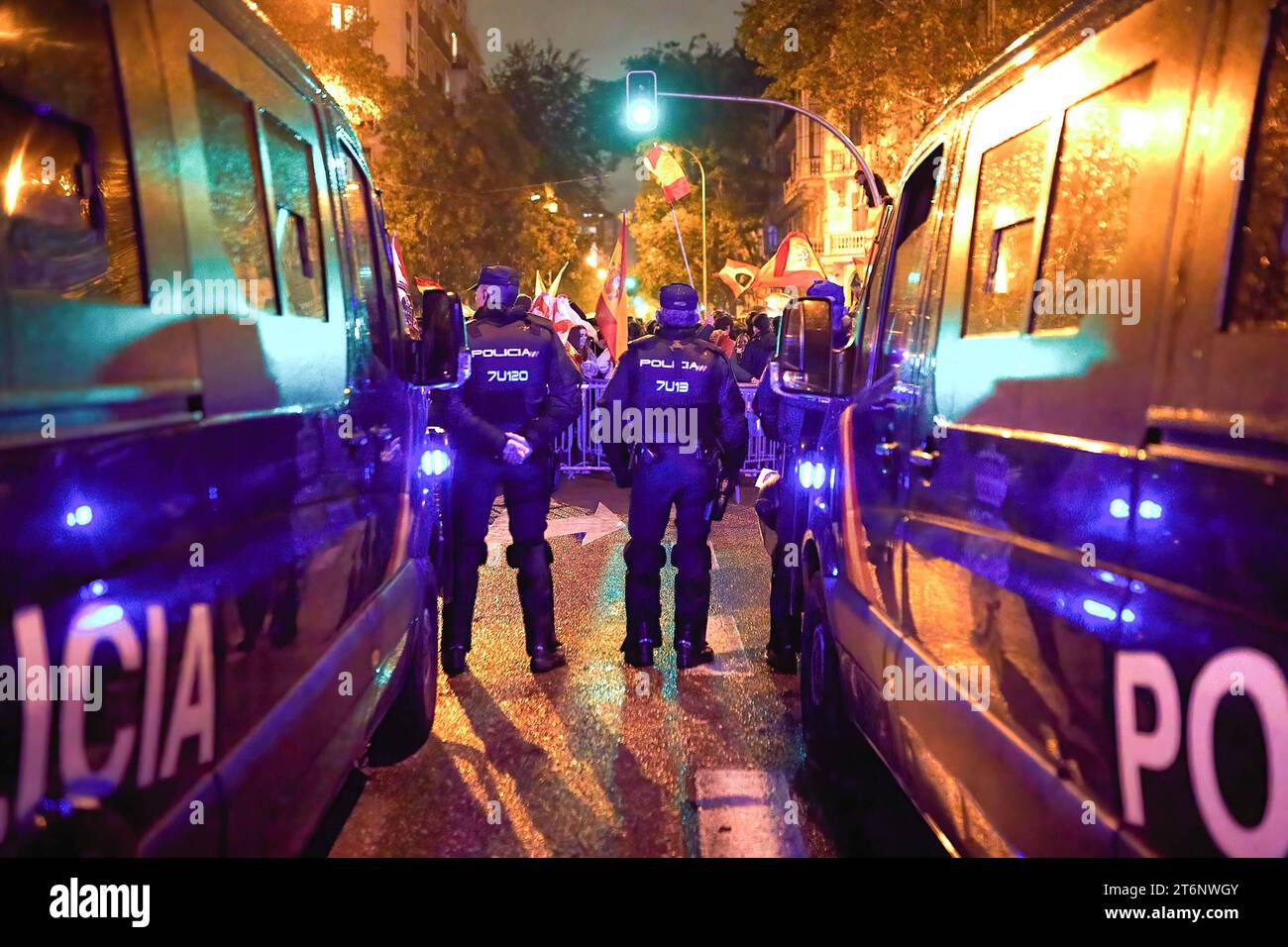 Des officiers de la police nationale ont vu observer les manifestants pendant le rassemblement. Les manifestations contre l'amnistie dans la zone autour du siège du PSOE dans la Calle de Ferraz à Madrid ont atteint leur huitième jour vendredi avec un nouveau rassemblement qui, malgré la pluie, a rassemblé 4 000 personnes. Banque D'Images