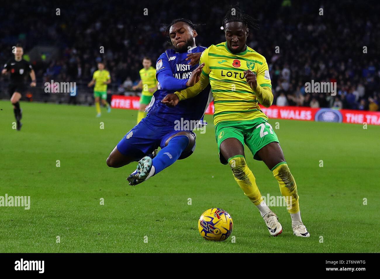 Jonathan Rowe de Norwich City est attaqué par Mahlon Romeo de Cardiff City. Match de championnat EFL Skybet, Cardiff City contre Norwich City au Cardiff City Stadium à Cardiff, pays de Galles, le samedi 11 novembre 2023. Cette image ne peut être utilisée qu'à des fins éditoriales. À usage éditorial uniquement, photo d'Andrew Orchard/Andrew Orchard photographie sportive/Alamy Live news Banque D'Images