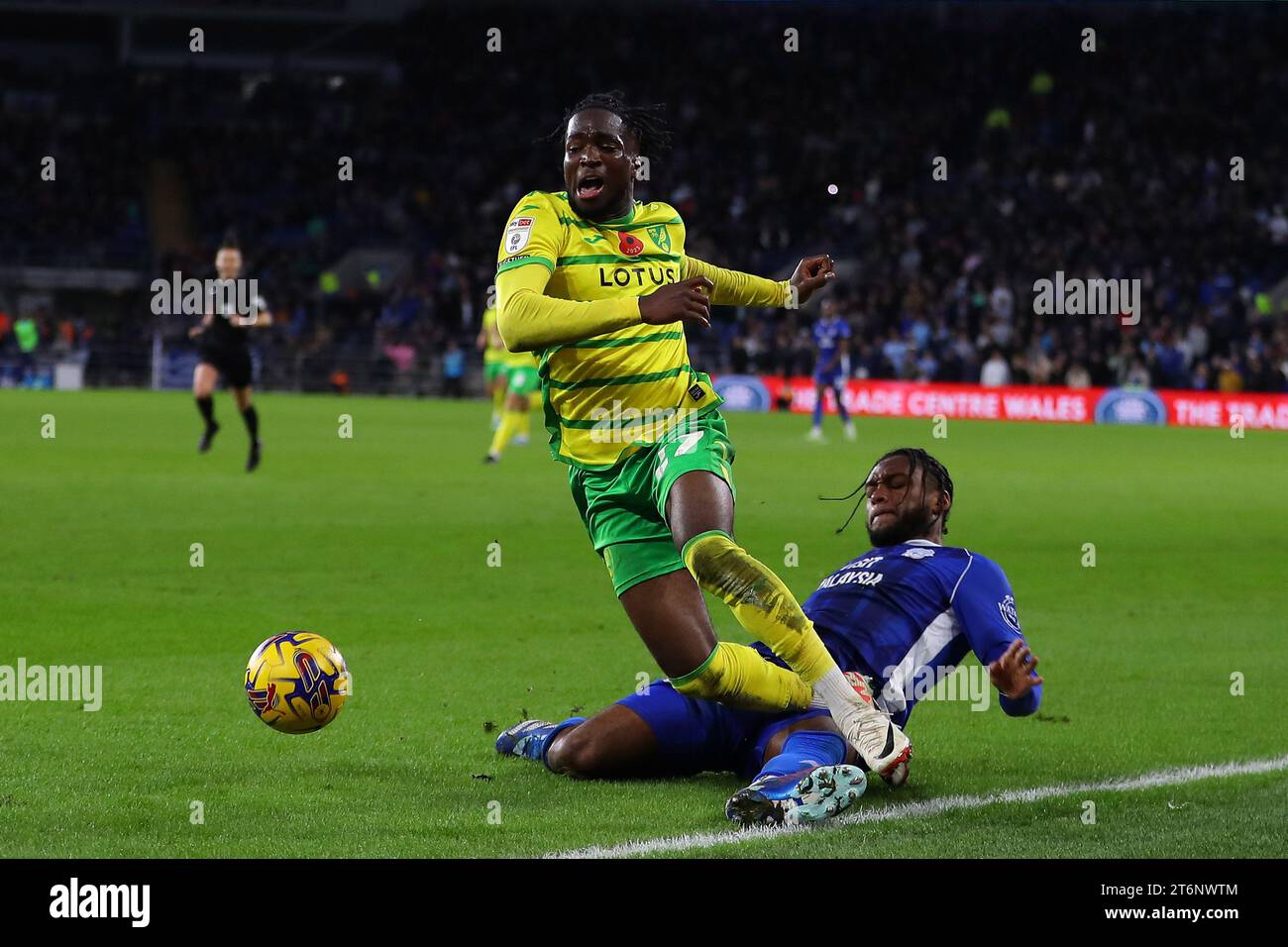 Jonathan Rowe de Norwich City est attaqué par Mahlon Romeo de Cardiff City. Match de championnat EFL Skybet, Cardiff City contre Norwich City au Cardiff City Stadium à Cardiff, pays de Galles, le samedi 11 novembre 2023. Cette image ne peut être utilisée qu'à des fins éditoriales. À usage éditorial uniquement, photo d'Andrew Orchard/Andrew Orchard photographie sportive/Alamy Live news Banque D'Images