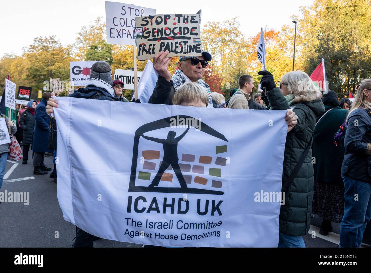 Manifestation contre la guerre à Gaza avec des banderoles du comité israélien contre les démolitistes. Londres Banque D'Images