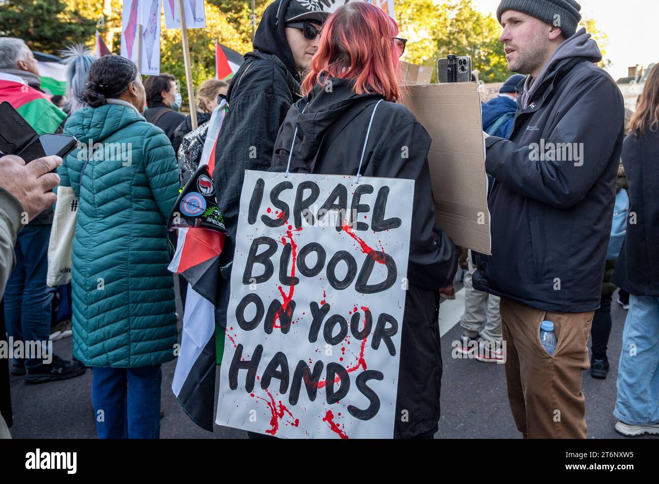 Manifestation contre les bombardements de Gaza. Pancarte 'Isreal, sang sur vos mains.' Londres, novembre 2023. Banque D'Images