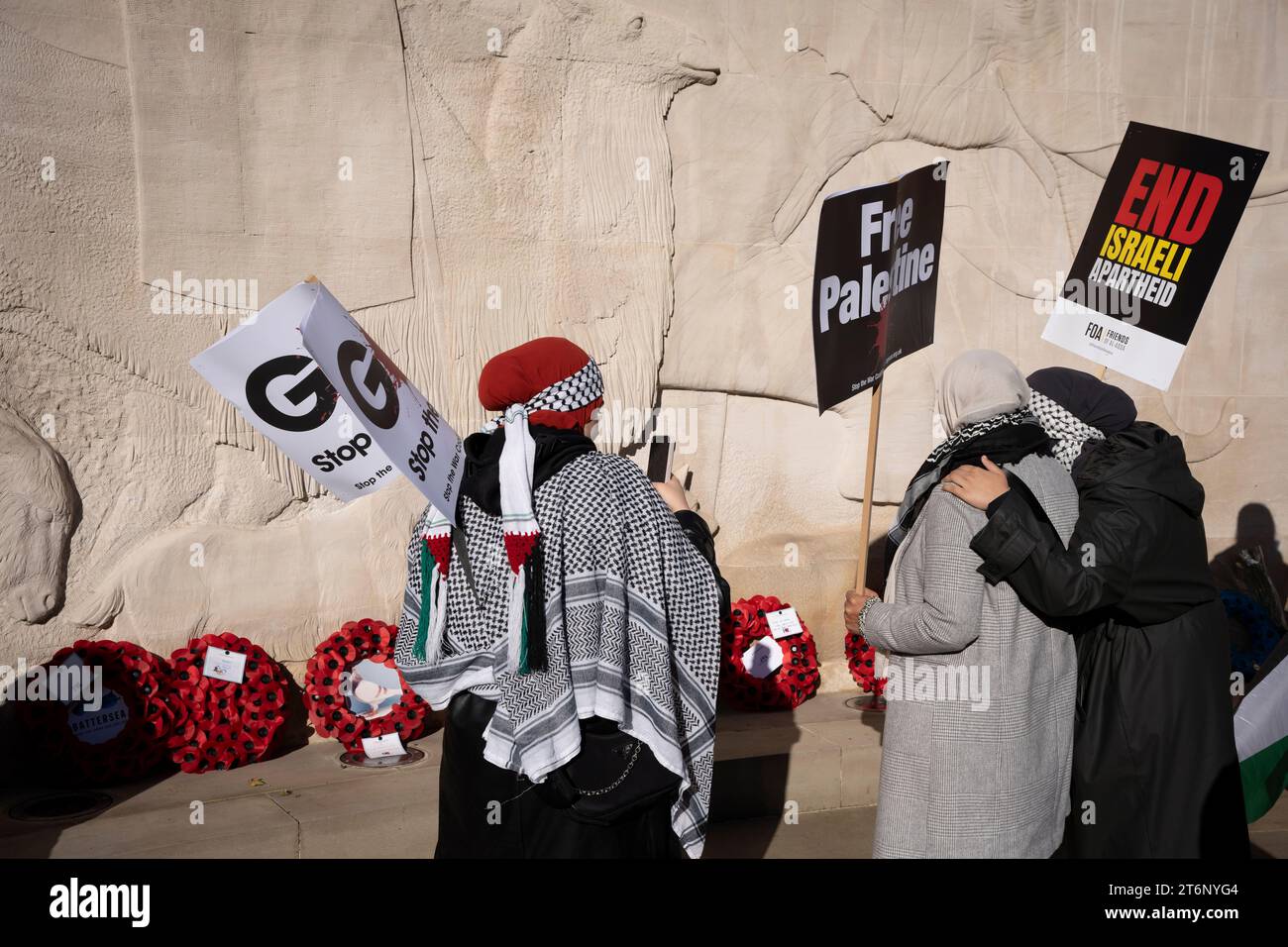 Les manifestants s'arrêtent pour regarder le mémorial des animaux sur Park Lane lors de la marche pro-palestinienne dans le centre de Londres qui a coïncidé de manière controversée avec l'événement annuel du jour de l'Armistice, le 11 novembre 2023. Au milieu des tensions entre communautés opposées et le jour du deuil national pour les morts de guerre de la Grande-Bretagne, Sir Mark Rowley, le commissaire de police du met, s’est affronté à la fois avec la ministre de l’intérieur Suella Braverman et le Premier ministre Rishi Sunak, qui se sont demandé si la marche contre les attaques israéliennes sur Gaza devait avoir lieu en raison d’un possible désordre public. 300 000 mille ont pris la route convenue prise Banque D'Images