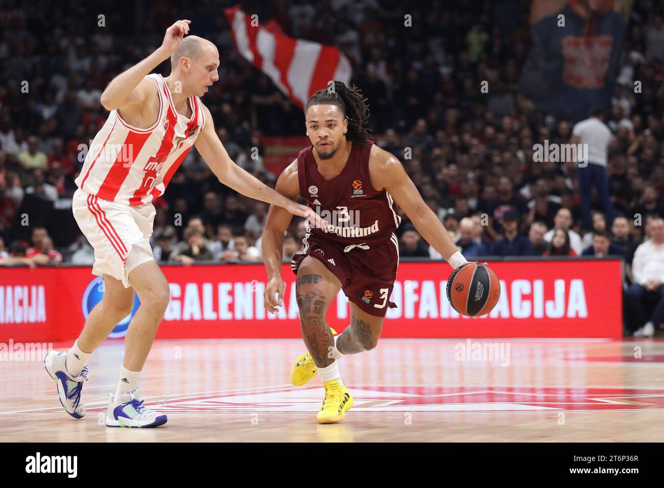 Belgrade, Serbie, 2 novembre 2023. Carsen Edwards du FC Bayern Munich monte au panier lors du match de Turkish Airlines Euroleague 2023/2024 entre Crvena Zvezda Meridianbet Belgrade et le FC Bayern Munich au Aleksandar Nikolic Hall de Belgrade, Serbie. 2 novembre 2023. Crédit : Nikola Krstic/Alamy Banque D'Images