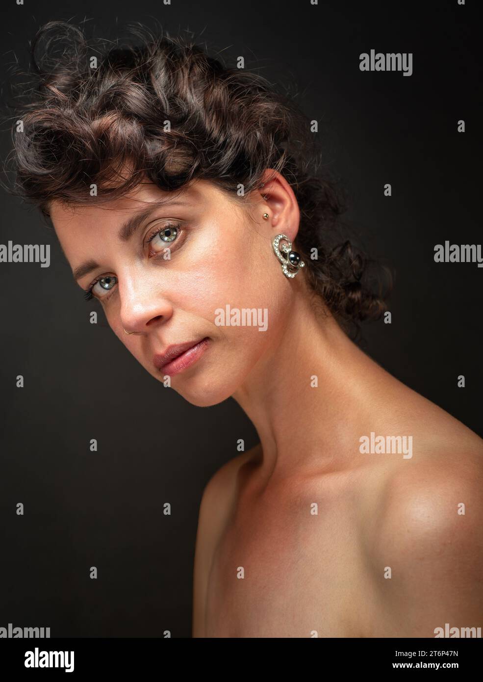 Joli portrait féminin brunette Banque D'Images