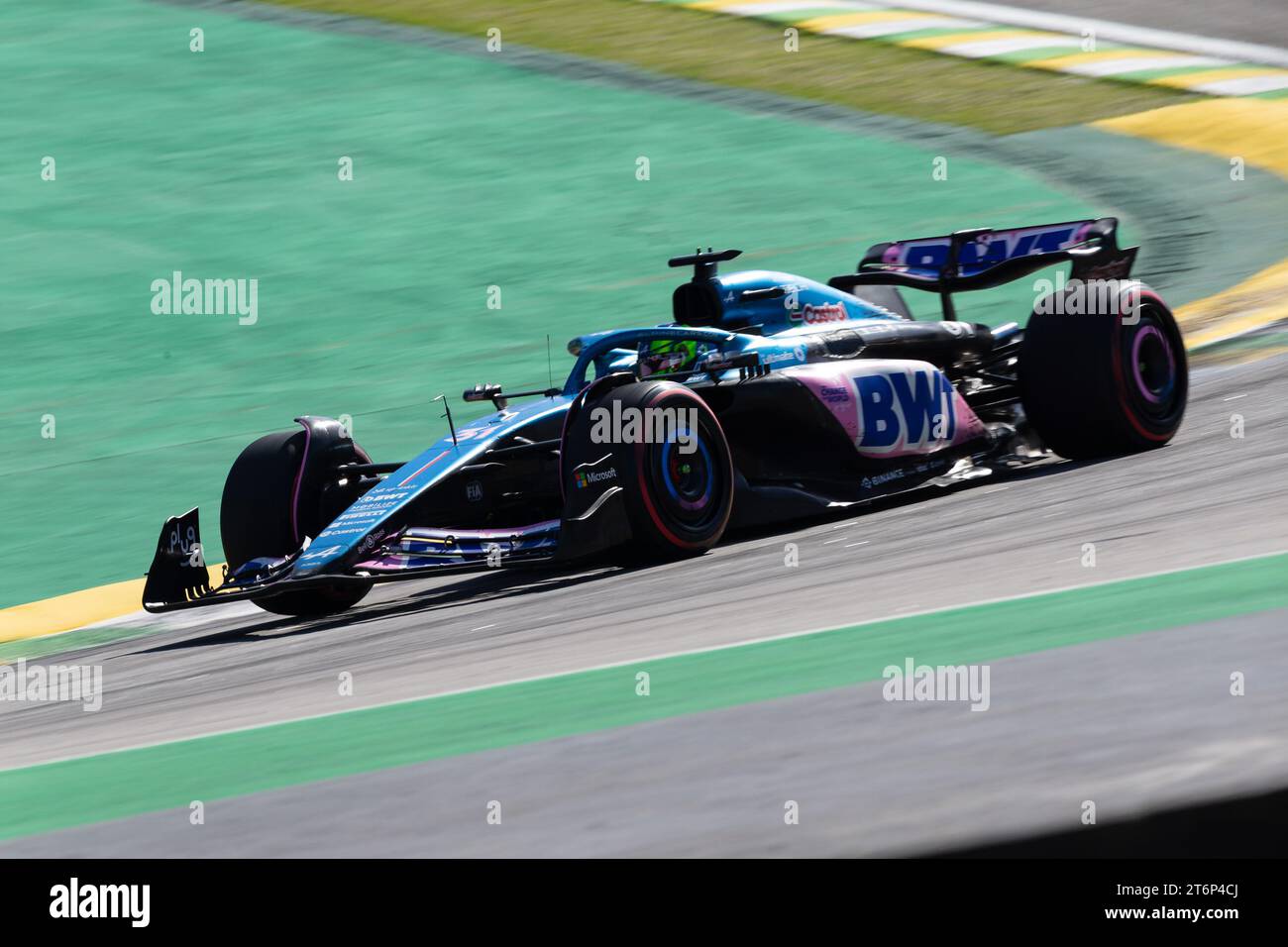 ESTEBAN OCON de l'ÉCURIE BWT ALPINE F1 pilote sur piste pendant la course dans le cadre du Grand Prix de F1 de Sao Paulo 2023 à Autodromo Jose Carlos Pace sur Novem Banque D'Images