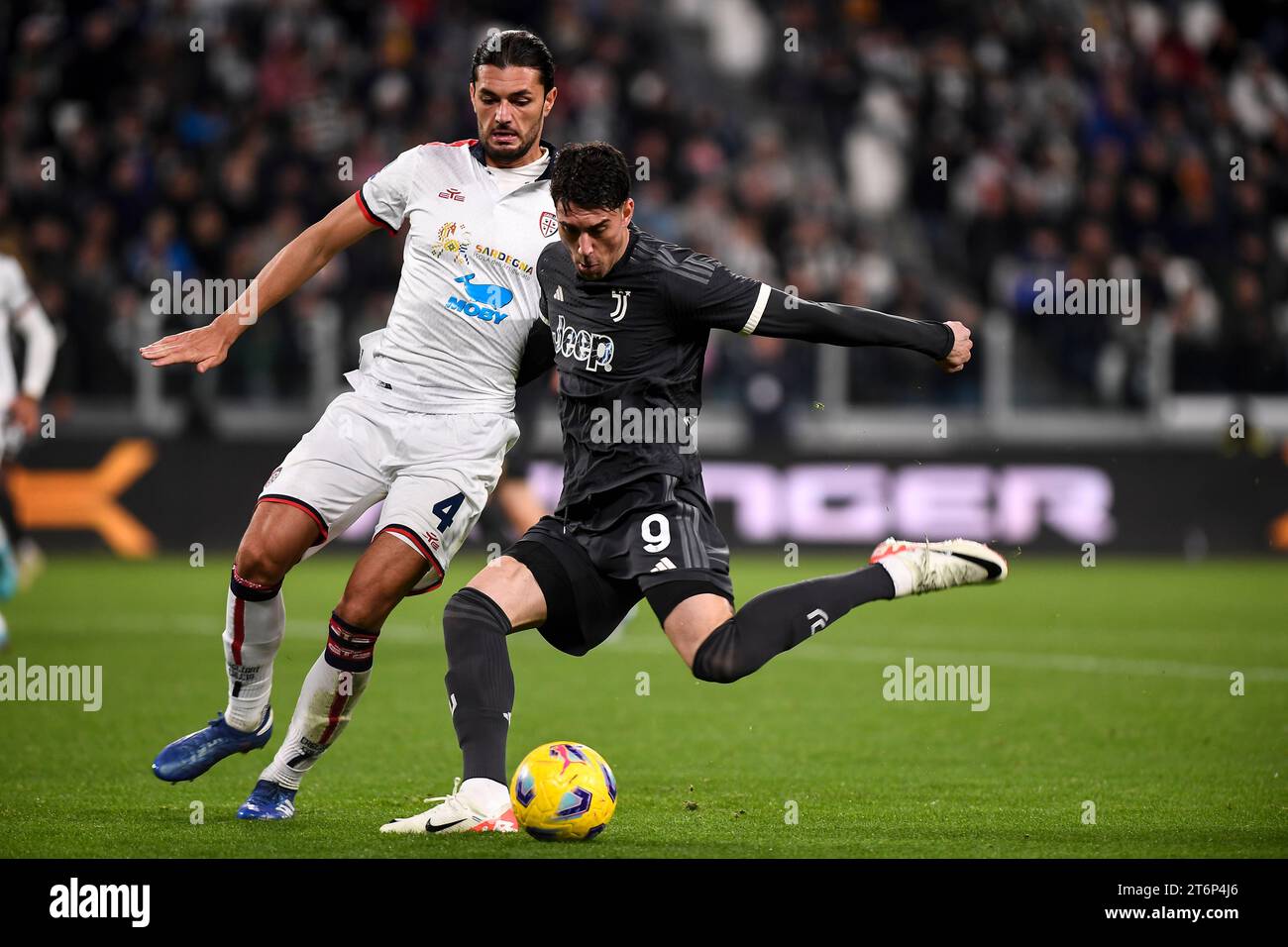 Alberto Dossena de Cagliari Calcio et Dusan Vlahovic de la Juventus FC concourent pour le ballon lors du match de Serie A entre la Juventus FC et Cagliari Calcio au stade de la Juventus à Turin (Italie), le 11 novembre 2023. Banque D'Images