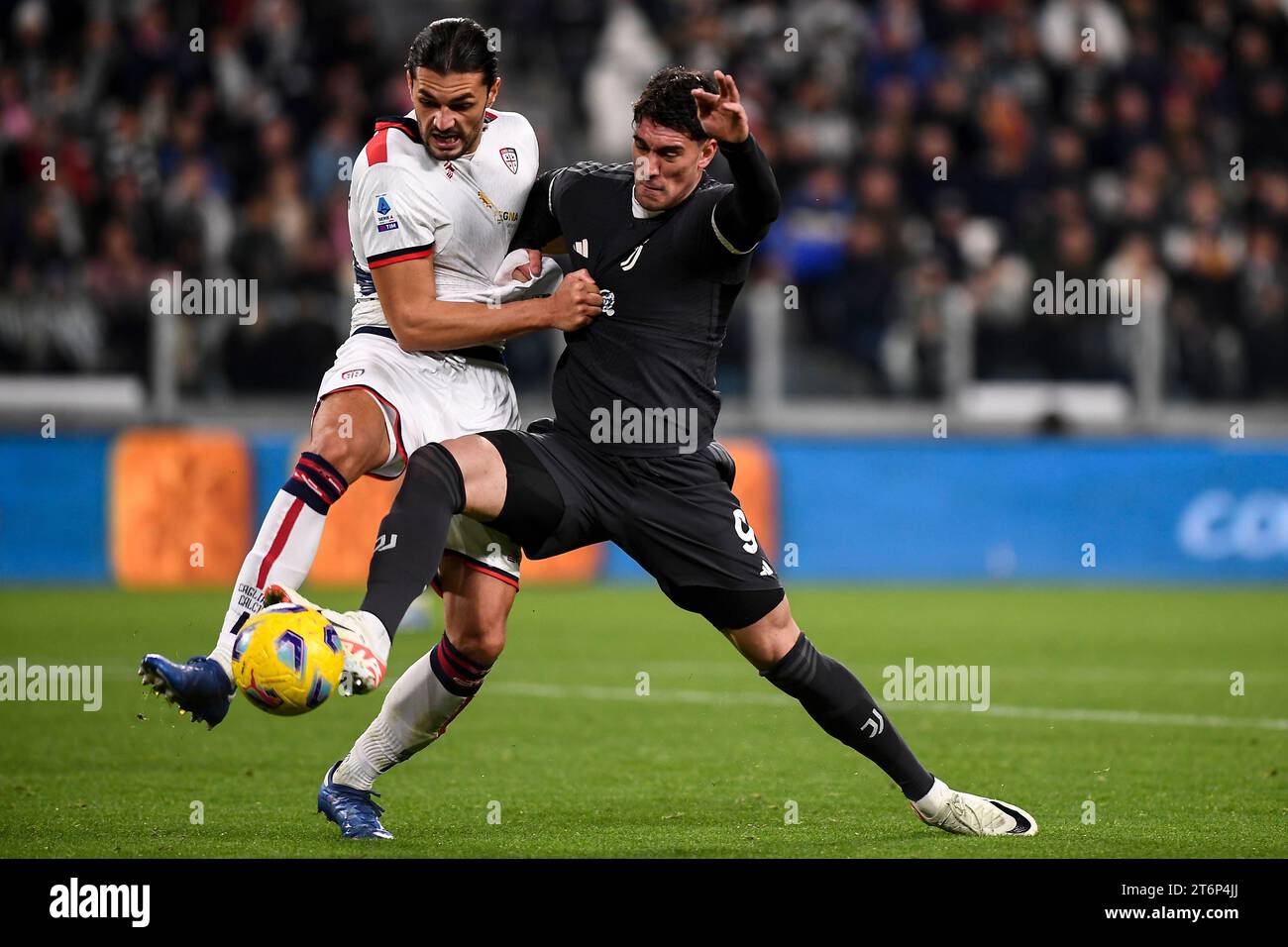 Alberto Dossena de Cagliari Calcio et Dusan Vlahovic de la Juventus FC concourent pour le ballon lors du match de Serie A entre la Juventus FC et Cagliari Calcio au stade de la Juventus à Turin (Italie), le 11 novembre 2023. Banque D'Images