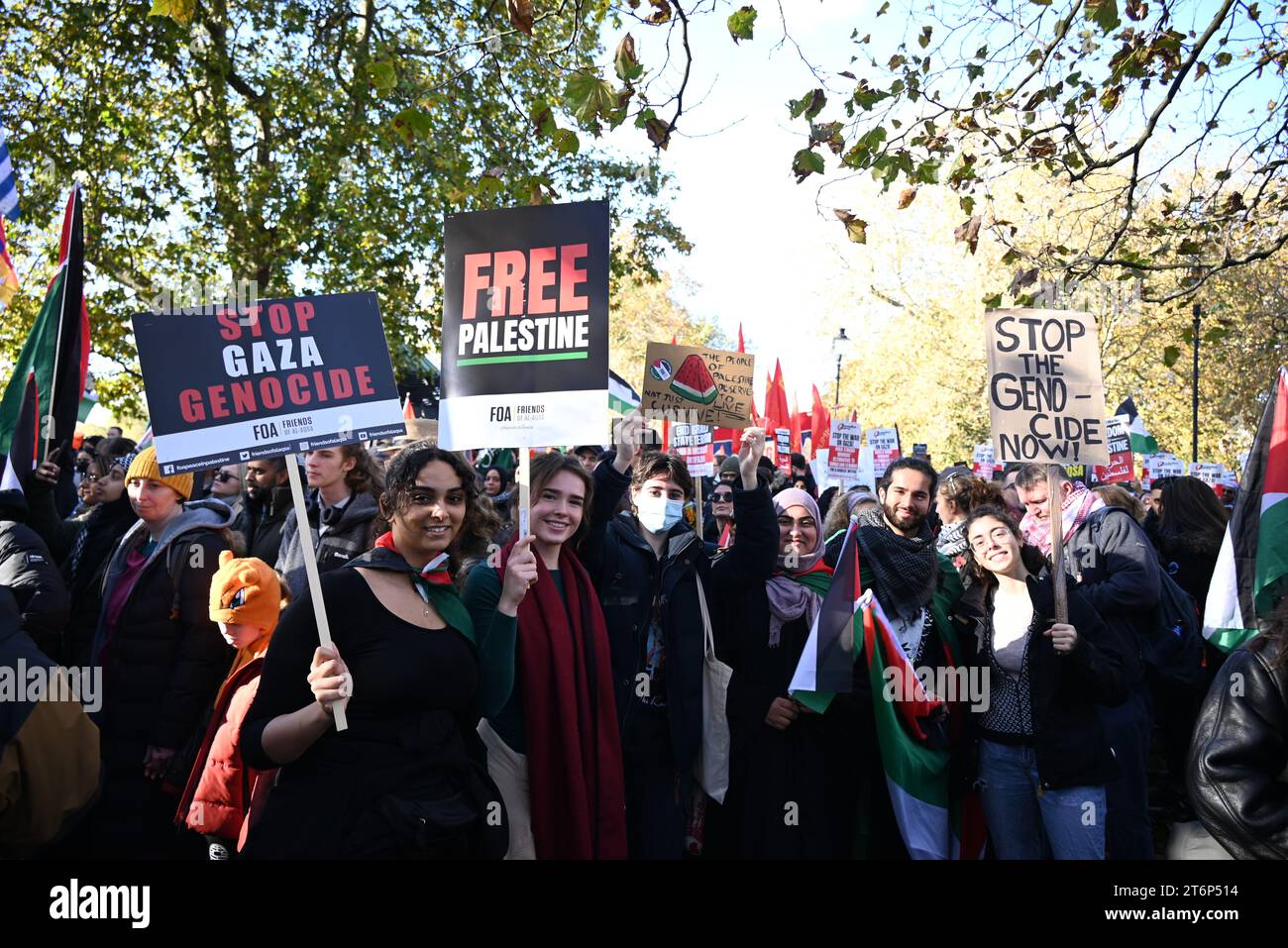 Les manifestants pro-Palestine de Londres se réunissent à Hyde Park à midi samedi 11 novembre 2023 pour manifester contre les bombes à GAZA qui ont tué 1000 civils en représailles au massacre par le Hamas d'au moins 1200 civils innocents. La police estime à environ 300,000 manifestants le cessez-le-feu de Gaza a marché dans le centre de Londres aujourd'hui c'est le plus grand rassemblement britannique depuis le début de la guerre Israël-Gaza. plus de 100 contre-manifestants ont été arrêtés, près de l'itinéraire des manifestations. les officiers ont été agressés par certains contre-manifestants, y compris certains groupes d'extrême droite... Banque D'Images