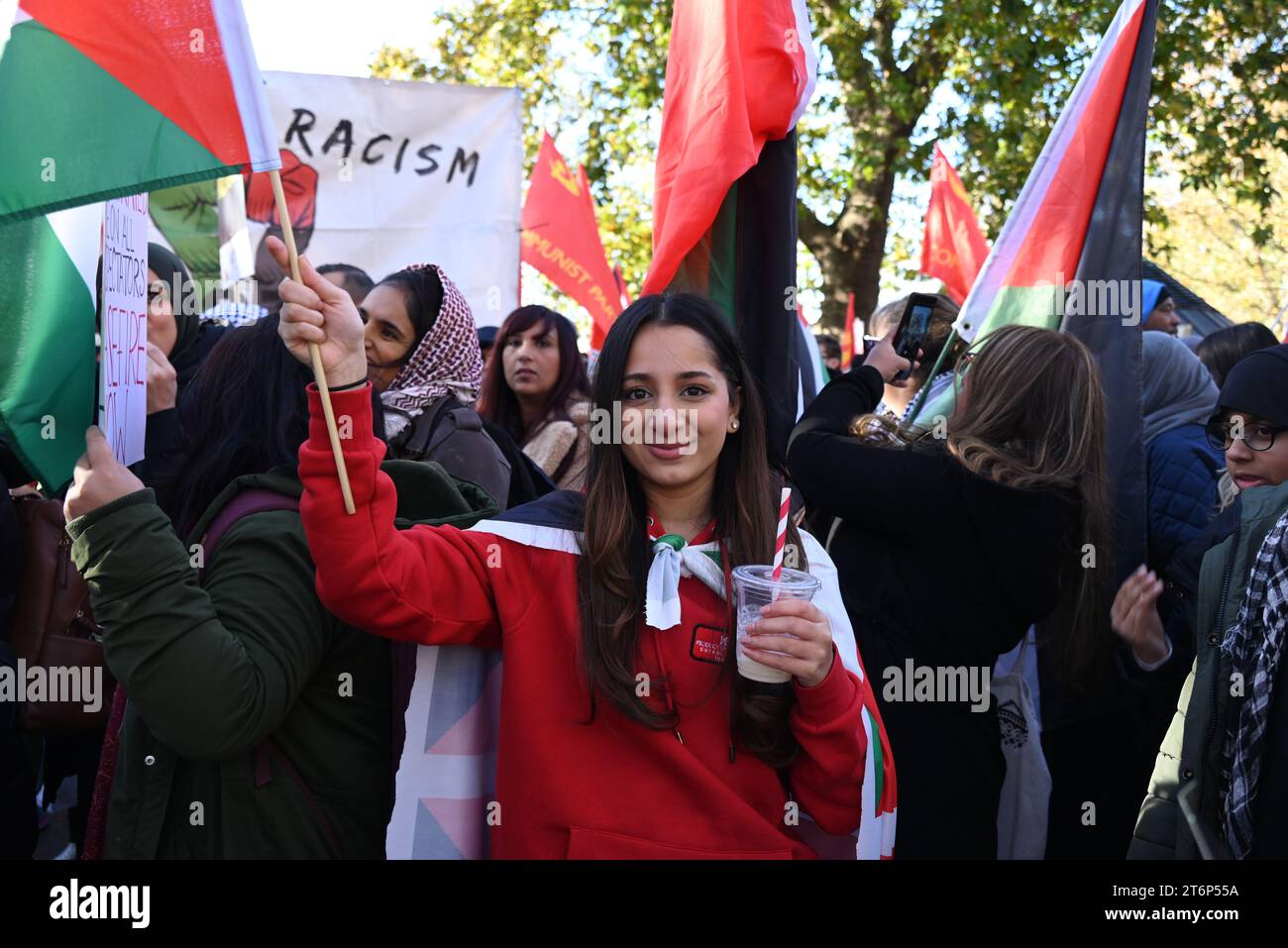 Les manifestants pro-Palestine de Londres se réunissent à Hyde Park à midi samedi 11 novembre 2023 pour manifester contre les bombes à GAZA qui ont tué 1000 civils en représailles au massacre par le Hamas d'au moins 1200 civils innocents. La police estime à environ 300,000 manifestants le cessez-le-feu de Gaza a marché dans le centre de Londres aujourd'hui c'est le plus grand rassemblement britannique depuis le début de la guerre Israël-Gaza. plus de 100 contre-manifestants ont été arrêtés, près de l'itinéraire des manifestations. les officiers ont été agressés par certains contre-manifestants, y compris certains groupes d'extrême droite... Banque D'Images
