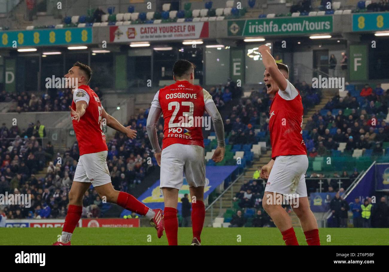 Windsor Park, Belfast, Irlande du Nord, Royaume-Uni. 11 novembre 2023. Sports Direct Premiership – Linfield v Larne. Action de la Premiership irlandaise du match de ce soir à Belfast. (Linfield en bleu). Larne prend une avance de 2-1 grâce à Joe Thomson (6), crédit : CAZIMB/Alamy Live News. Banque D'Images