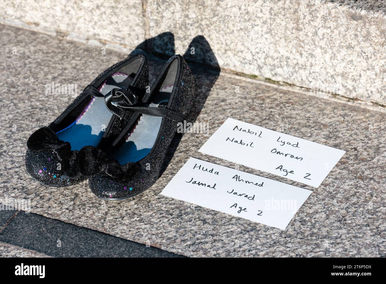 Londres, Royaume-Uni. 11 novembre 2023. Extinction Rebellion familles ont placé des chaussures pour enfants sur les marches de Trafalgar Square. Les chaussures symbolisent les enfants tués par le bombardement israélien de Gaza. Crédit : Andrea Domeniconi/Alamy Live News Banque D'Images