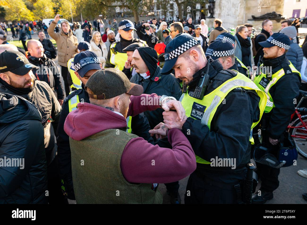 Londres, Royaume-Uni. 11 novembre 2023. Tommy Robinson et ses partisans affrontent la police après la cérémonie du jour de l'armistice au cénotaphe. Crédit : Andrea Domeniconi/Alamy Live News Banque D'Images