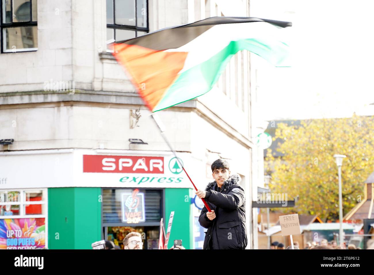 Cardiff, pays de Galles 11 novembre 2023. Marche pour la Palestine. marche pacifique de protestation dans le centre-ville de Cardiff. Garçon agite un drapeau palestinien. Crédit Penallta Photographics / Alamy Live News Banque D'Images