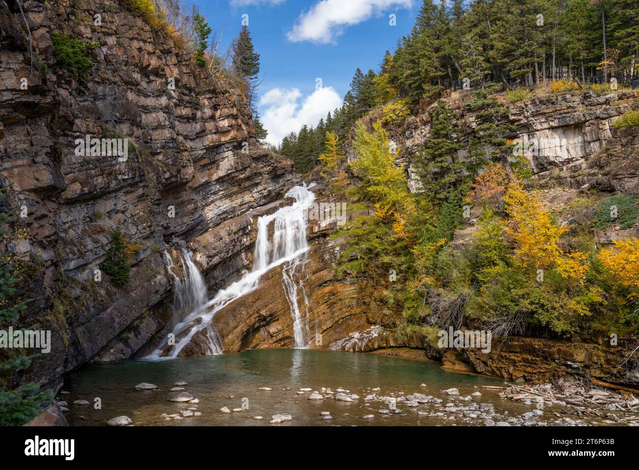 Chutes Cameron avec la couleur du feuillage d'automne dans le parc national des Lacs-Waterton, Alberta, Canada. Banque D'Images