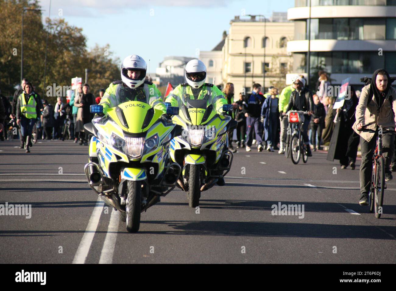 Londres, Royaume-Uni. 11/novembre/2023 Mars pour la Palestine le jour de l'Armistice à Londres, une quatrième grande marche de solidarité avec le peuple palestinien a lieu à Londres. La marche commence à Hyde Park avant de traverser la Tamise jusqu’à Vauxhall, se terminant par un rassemblement, près de l’ambassade américaine. La marche a été la source de controverse au cours de la semaine après les commentaires du ministre de l'intérieur sur la police, la police métropolitaine maintient une forte présence tout au long de la journée. Crédit : Roland Ravenhill/Alamy. Banque D'Images