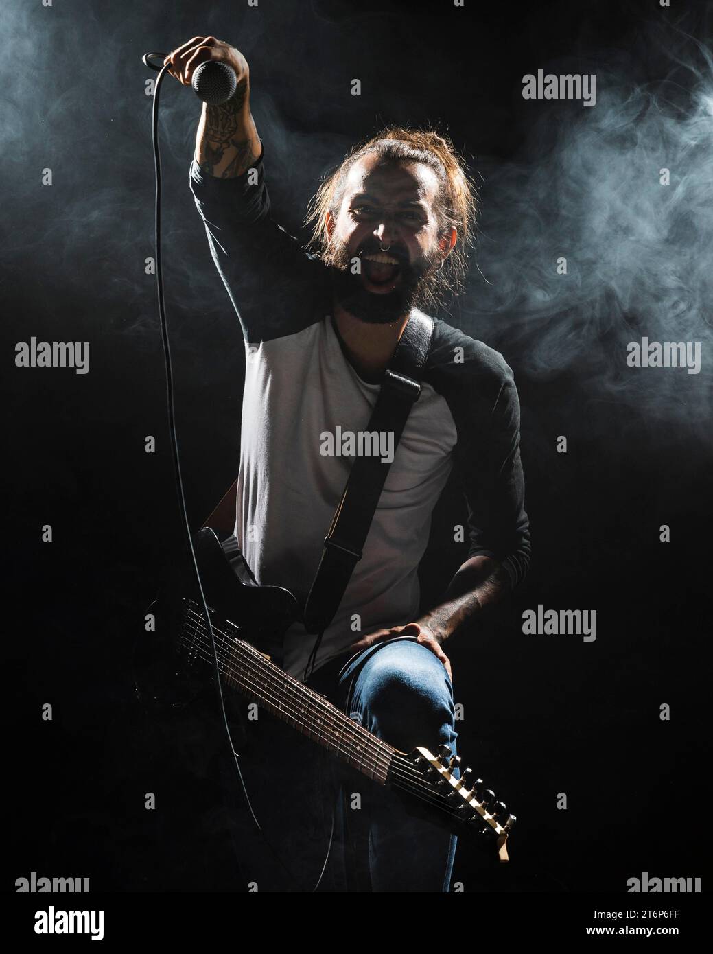 Artiste jouant l'effet de fumée de guitare Banque D'Images