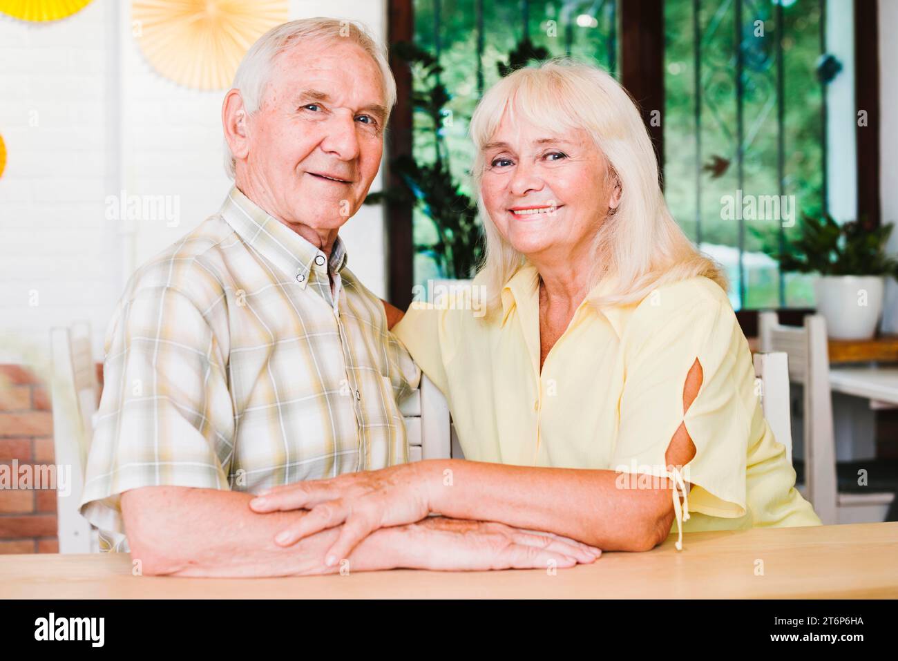 Beau couple de personnes âgées qui se blottissent à la caméra Banque D'Images