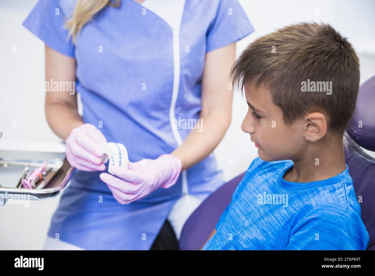 Gros plan dentiste féminin montrant la clinique de patient de moule de plâtre de dents Banque D'Images