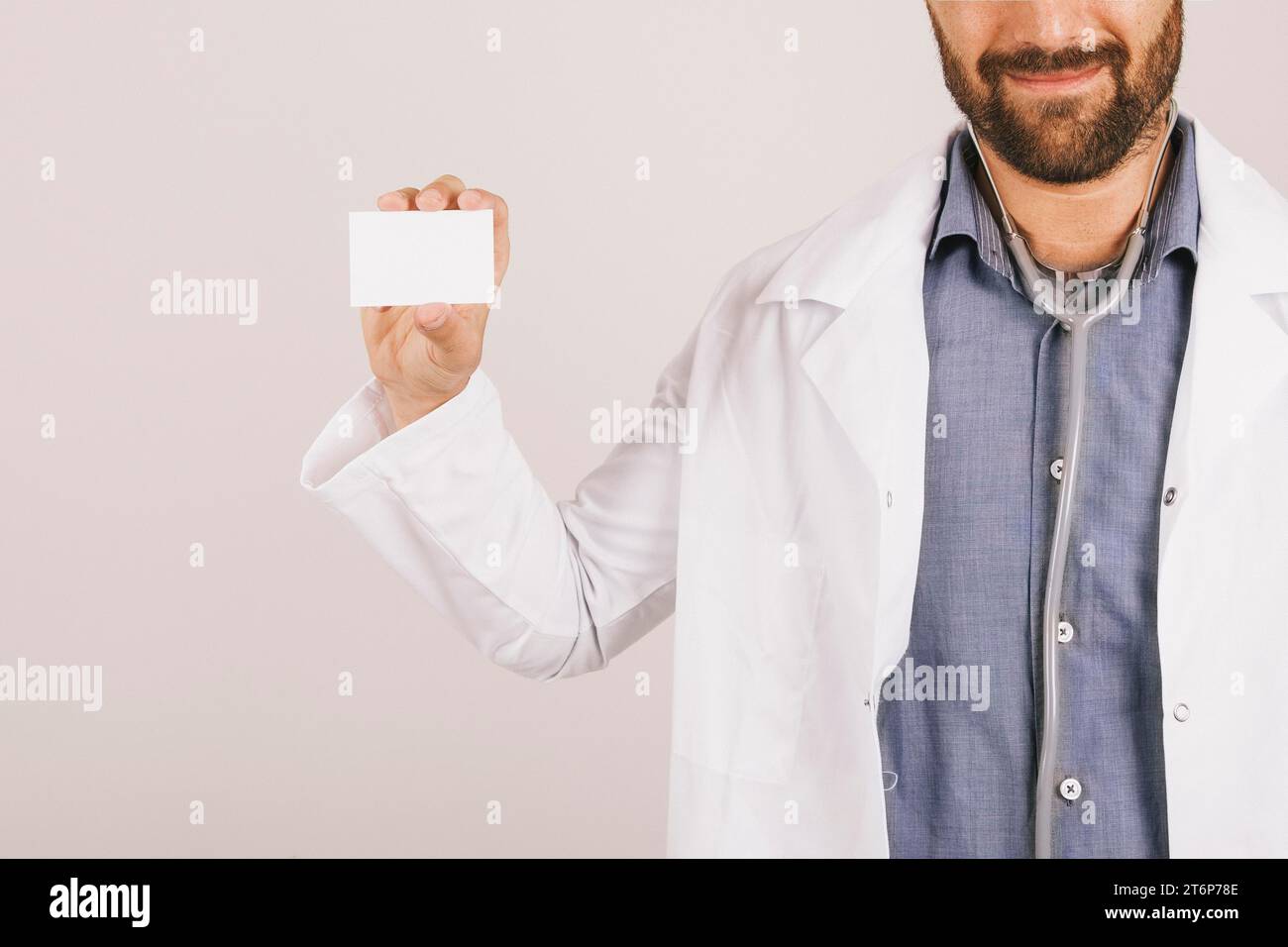 Docteur montrant sa carte de visite Banque D'Images