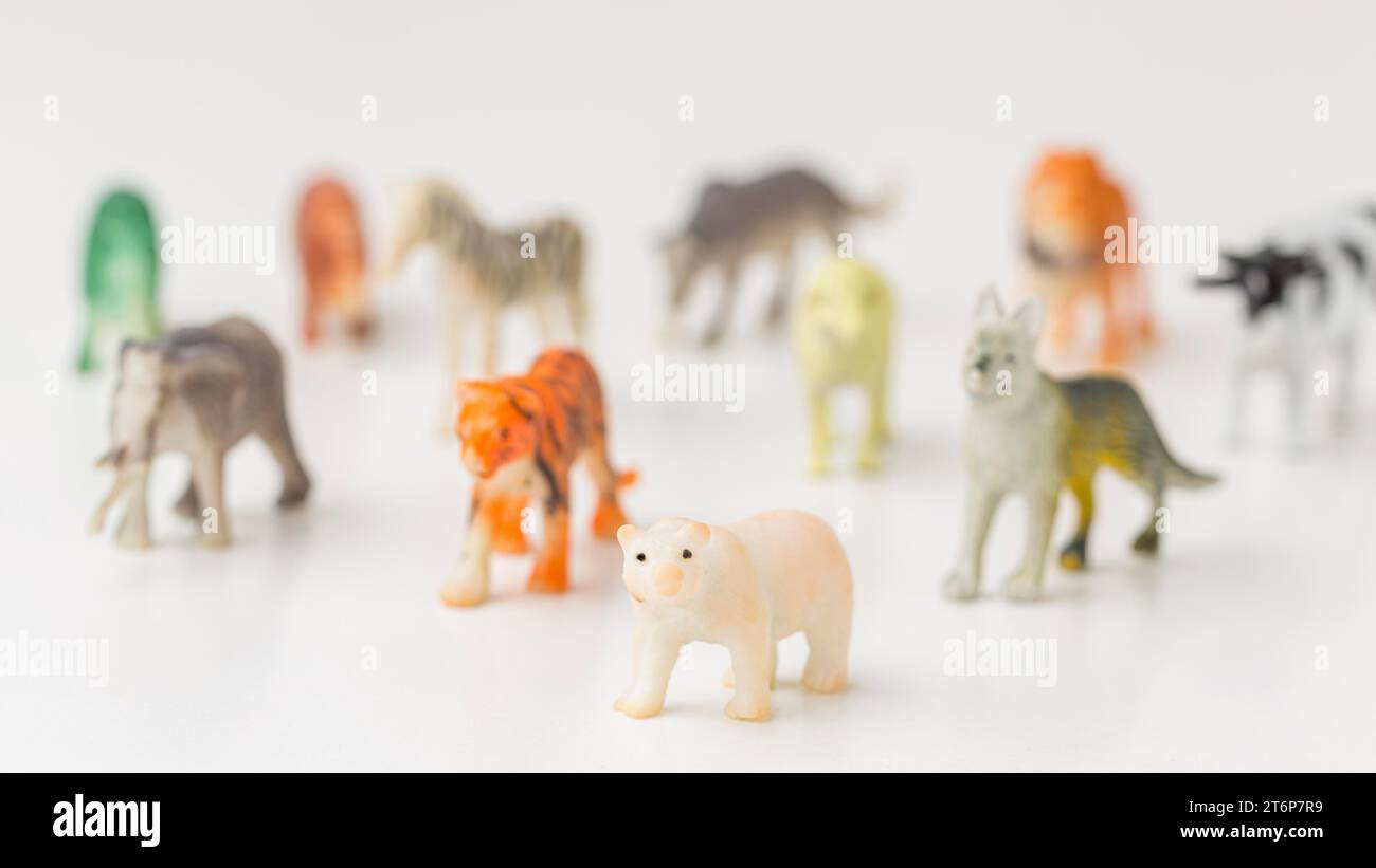 Vue de face figurines animaux défocalisées jour animal Banque D'Images