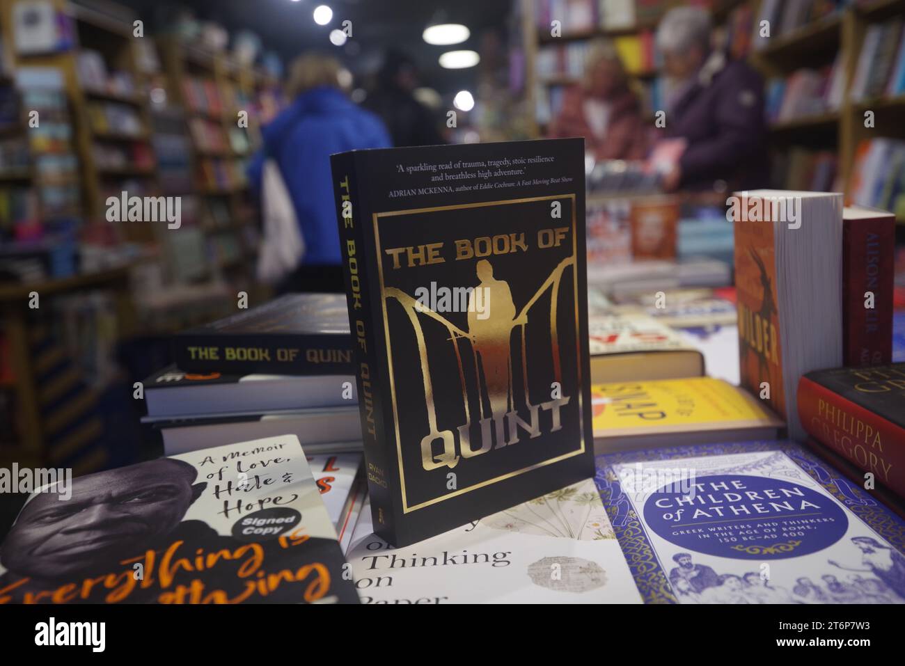 The Book of Quint de Ryan Dacko, une préquelle au roman Jaws obtient une sortie britannique. Publié par Amberley Publishing, un éditeur basé au Royaume-Uni, The Book of Quint est basé sur le personnage Quint de Jaws. L'histoire de Quint est racontée, à commencer par le naufrage de l'USS Indianapolis, raconté par Robert Shaw dans le rôle de Quint dans le film à succès Jaws. Les photos ici proviennent de la librairie indépendante Gullivers Bookshop à Wimborne. Banque D'Images