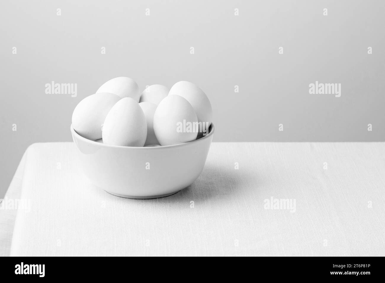 Vue de face bol d'œufs de poule blanc avec espace de copie Banque D'Images Vue de face bol d'œufs de poule blanc avec espace de copie Banque D'Images