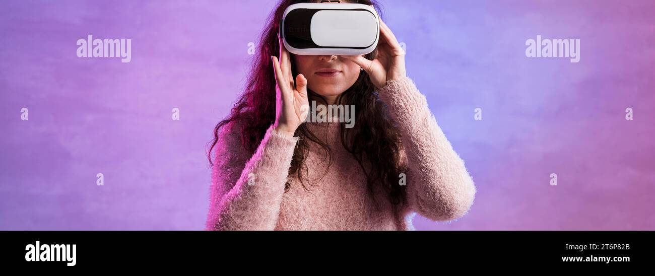 Femme vue de face essayant la nouvelle technologie vr Banque D'Images