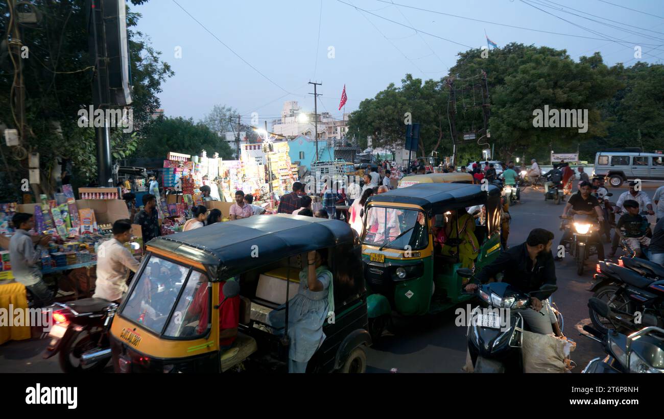 Rajkot, Inde. 12 novembre 2023. Une foule de gens se sont rassemblés sur le marché pour acheter des pétards. Crédit : Nasirkhan Davi/Alamy Live News Banque D'Images