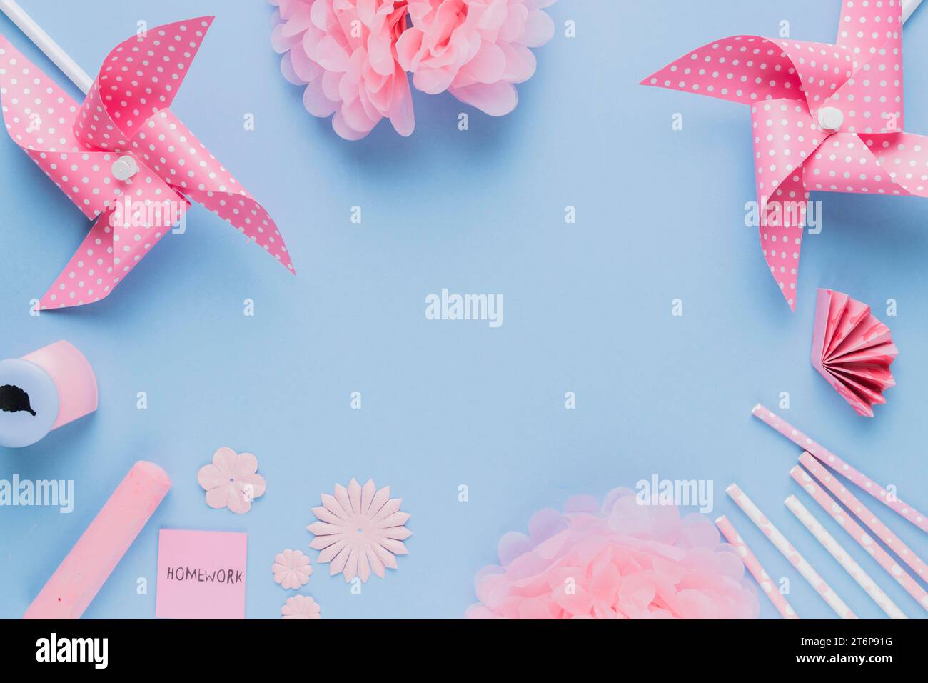Équipement d'artisanat d'art origami rose arrangé cadre circulaire fond bleu Banque D'Images