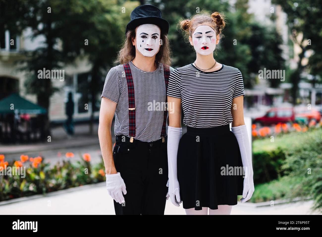 Portrait mime couple debout parc Banque D'Images