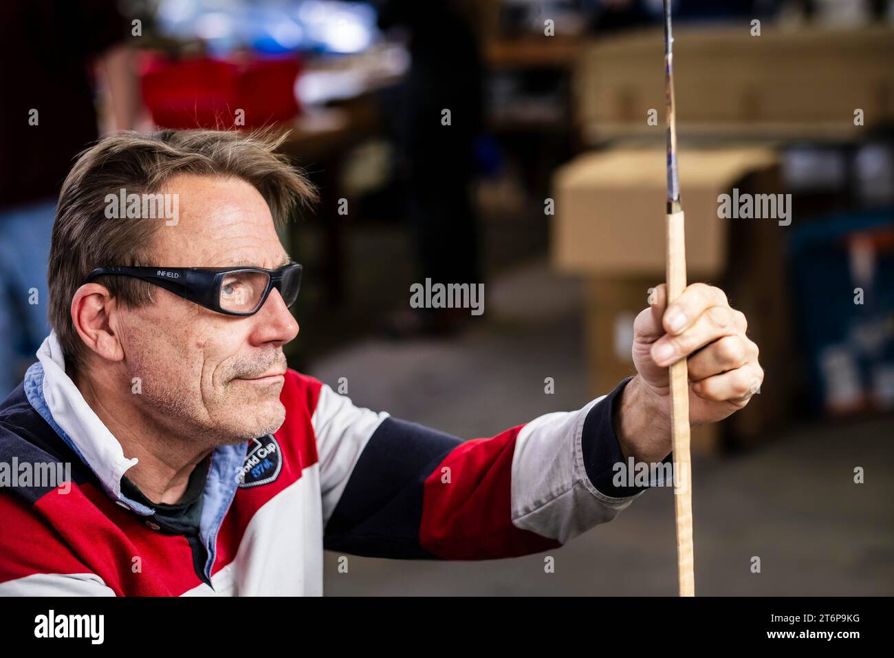 Un employé examine une épée, bourse VG Bild-Kunst, Neustart Kultur, WKC Company, Solingen, Allemagne Banque D'Images