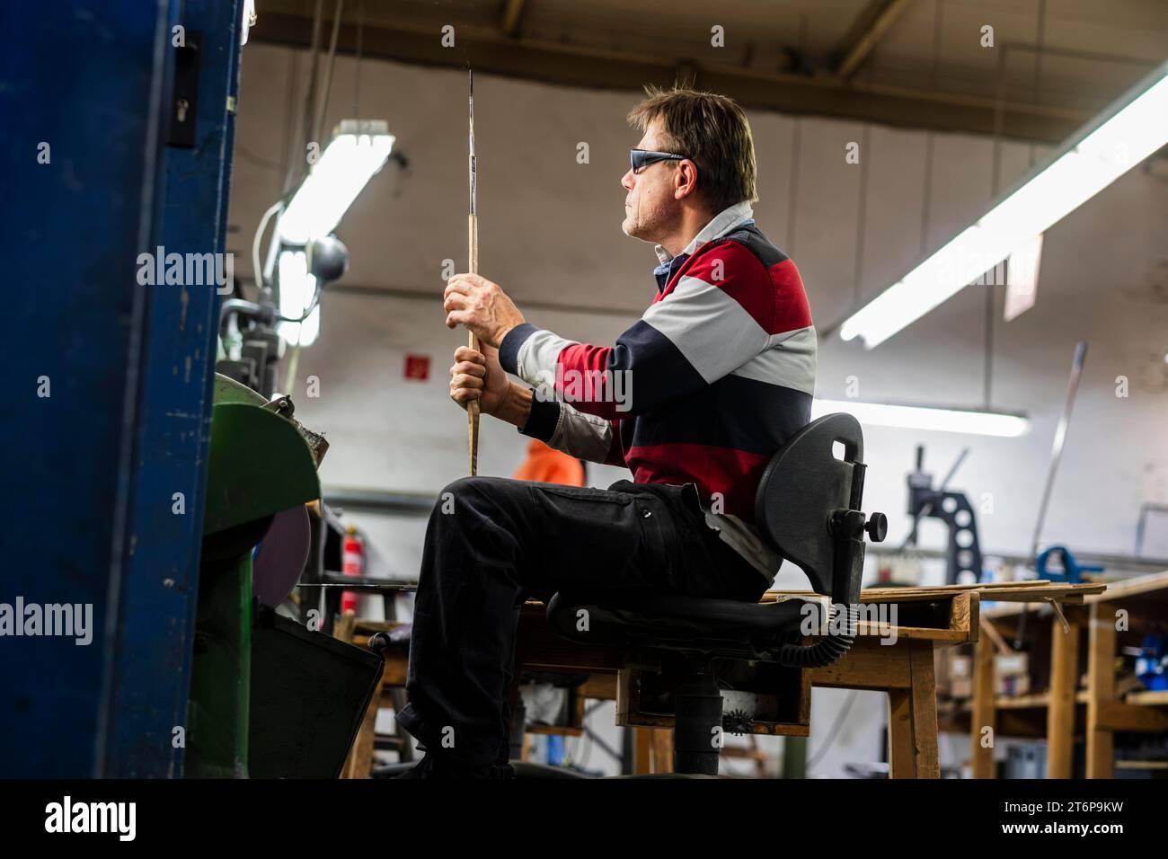 Un employé examine une épée, bourse VG Bild-Kunst, Neustart Kultur, WKC Company, Solingen, Allemagne Banque D'Images