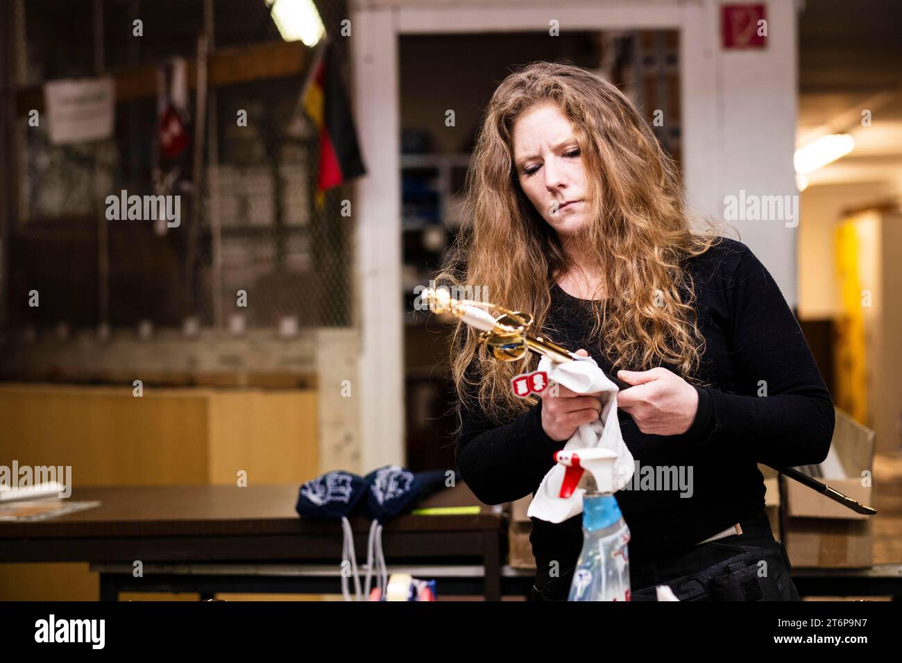 Un employé nettoie une arme vierge finie, VG Bild-Kunst Grant, Neustart Kultur, WKC Company, Solingen, Allemagne Banque D'Images